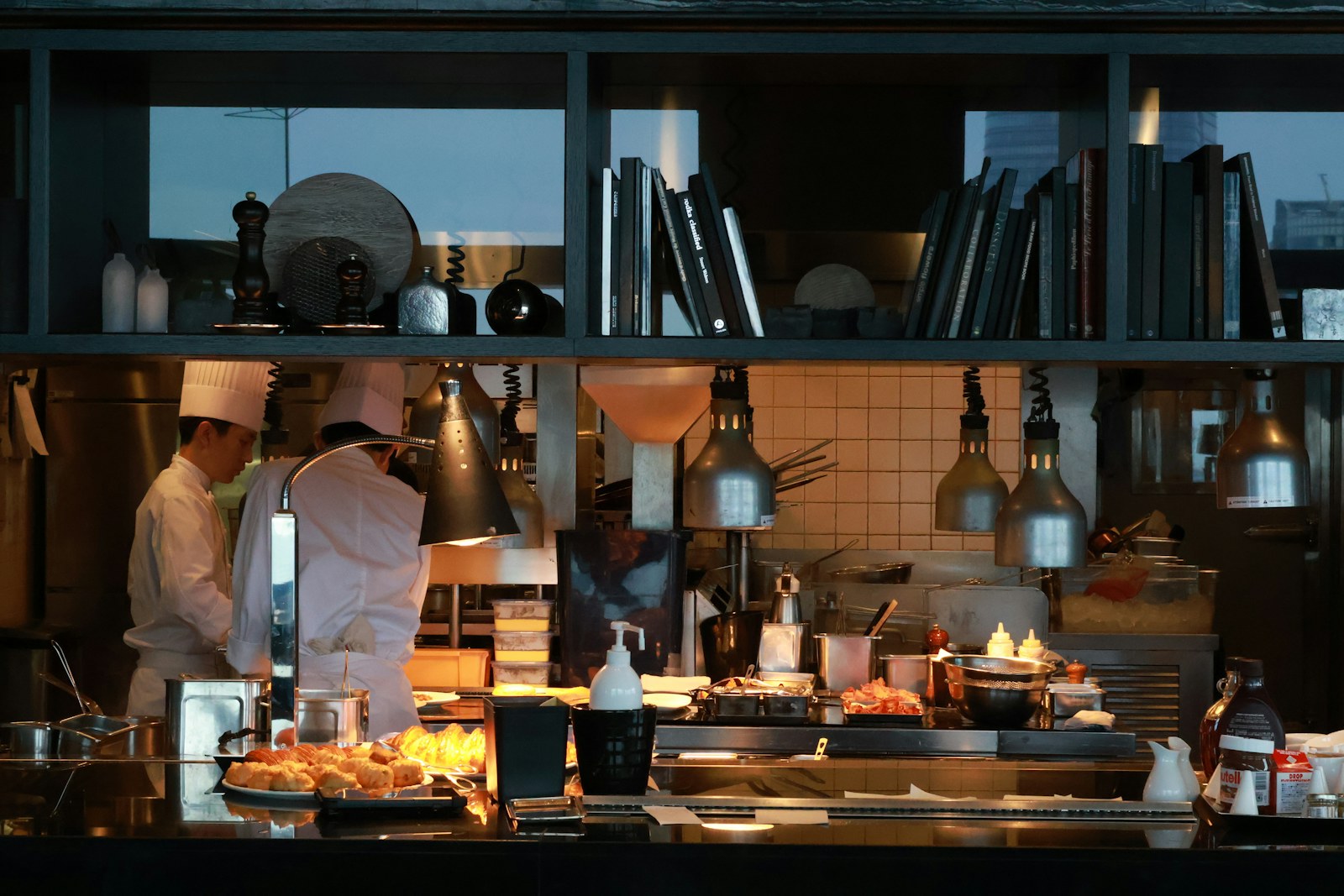 Open keuken met koks achter de uitgifte