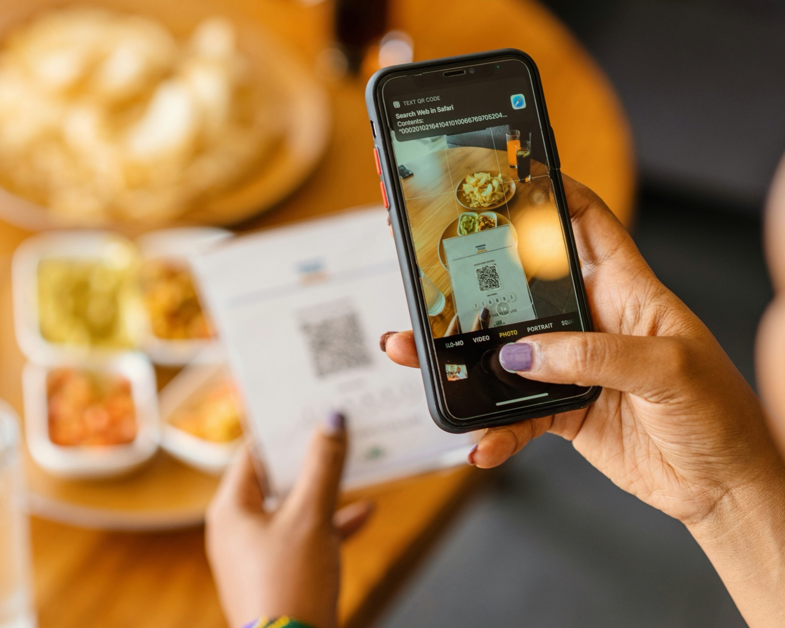 Een gast scant de QR-code op tafel met haar telefoon