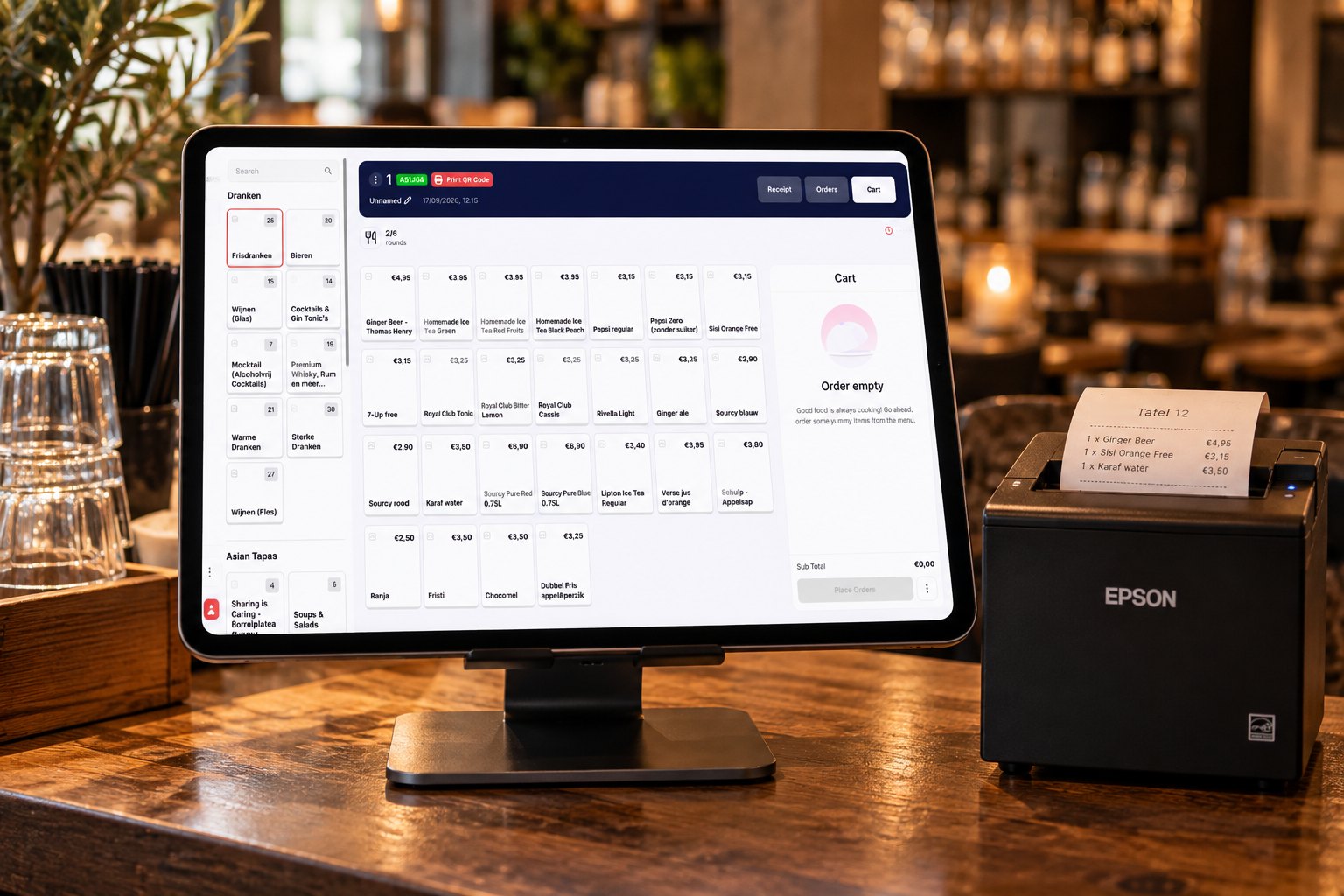iButler op een tablet aan de bar, naast een bonprinter die de bestelling van tafel 12 print