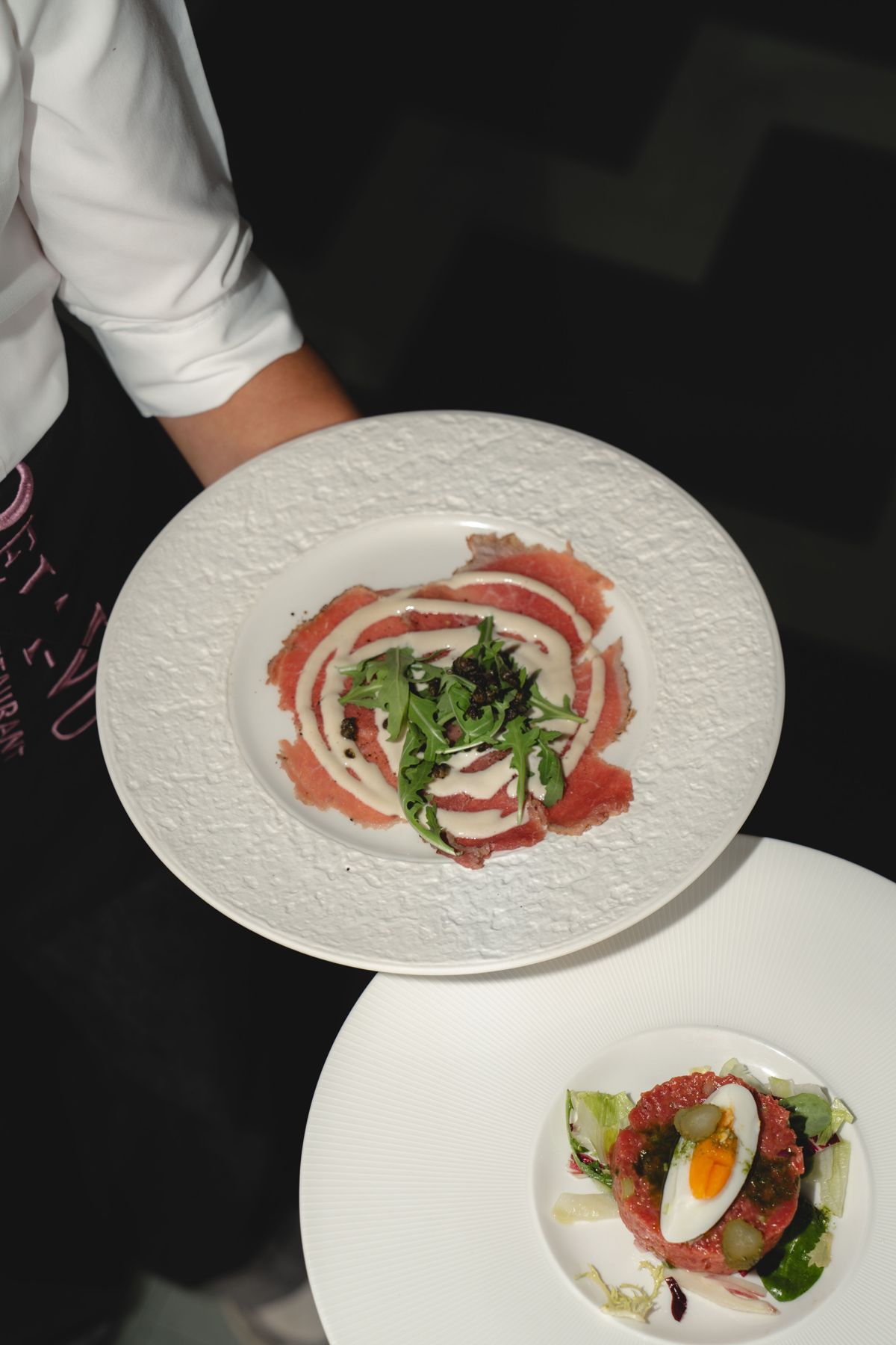 Bediening serveert twee borden