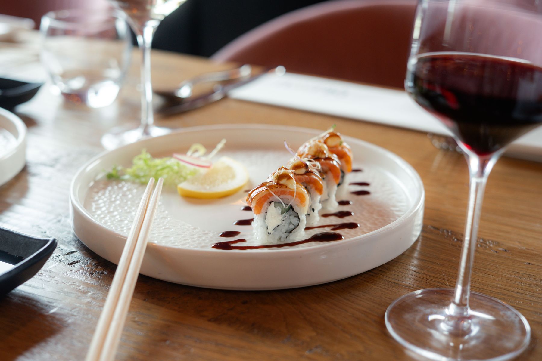 Sushi en rode wijn op tafel